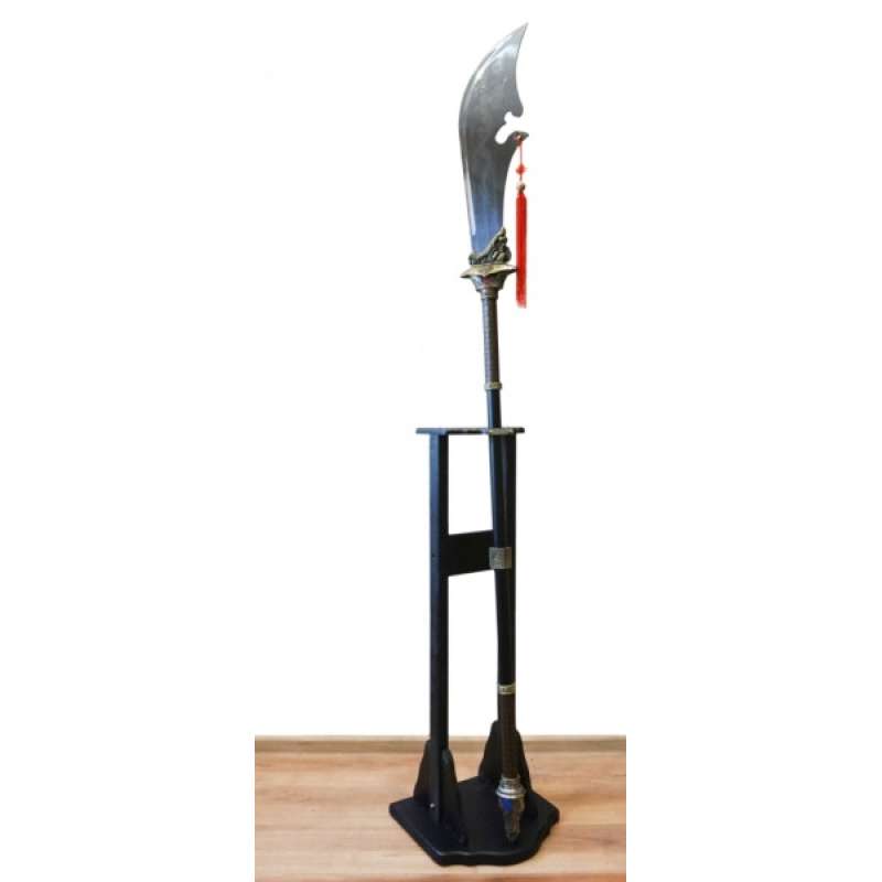 Алебарда на дерев“яній підставці