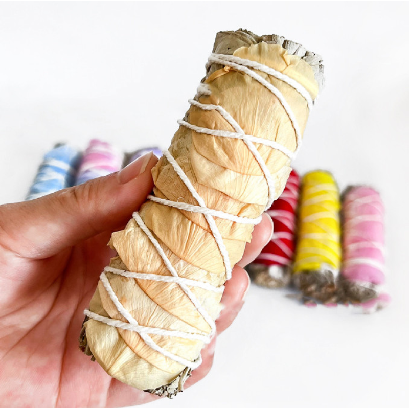 Біла шавлія для обкурювання + бежеві пелюстки троянд