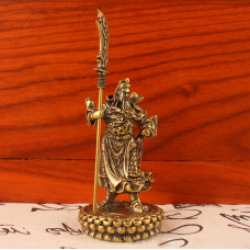 Статуетка Гуань Гун на подіумі