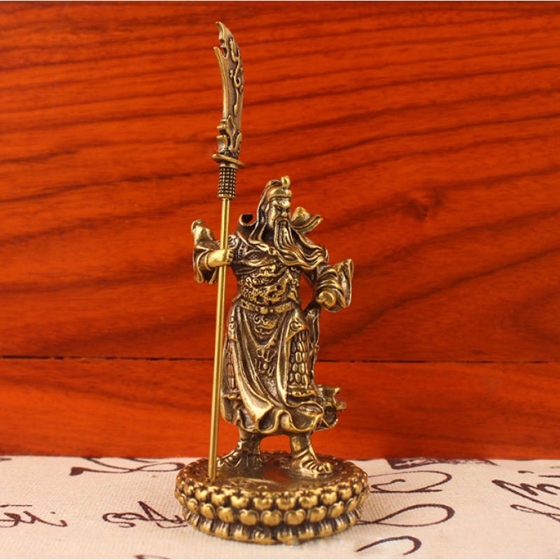 Статуетка Гуань Гун на подіумі