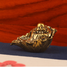 Статуетка Хотей у листі лотоса