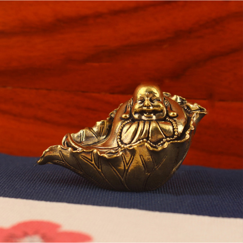 Статуетка Хотей у листі лотоса