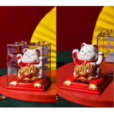 Манекі Неко зі свитком на сонячній батарейці Білий