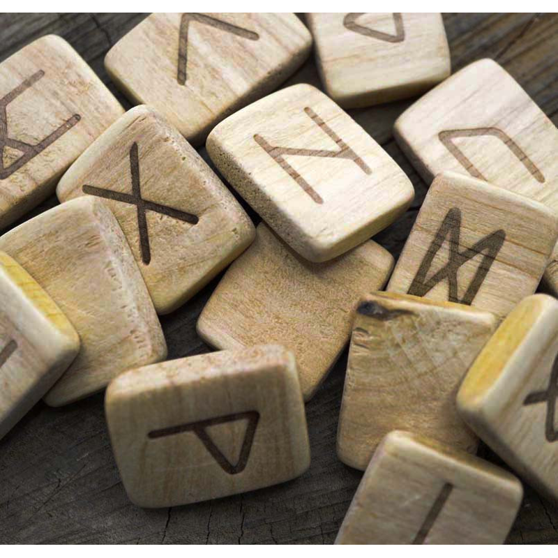 Набір дерев“яних рун для ворожіння з анотацією Груша