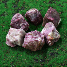 Сливовий турмалін необроблений 3-5см.