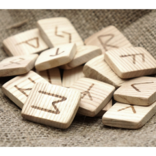 Набор деревянных рун для гадания с аннотацией Дуб
