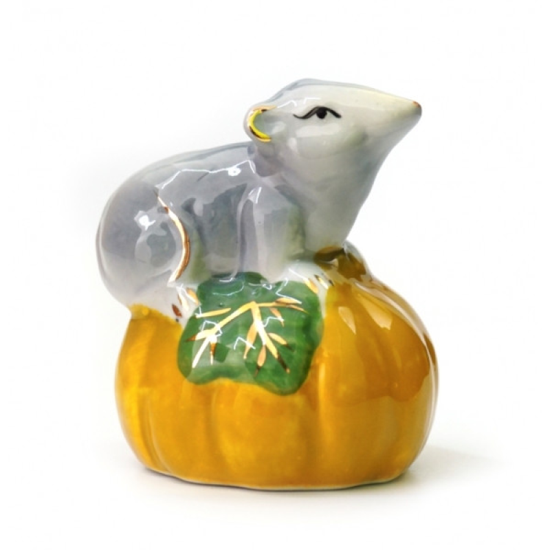 Миша фаянсова на гарбузі