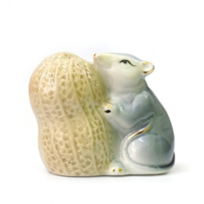 Миша фаянсова з горіхом