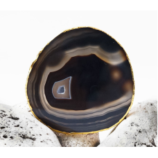 Зріз агата із золотою облямівкою 8 - 10 см. Чорний