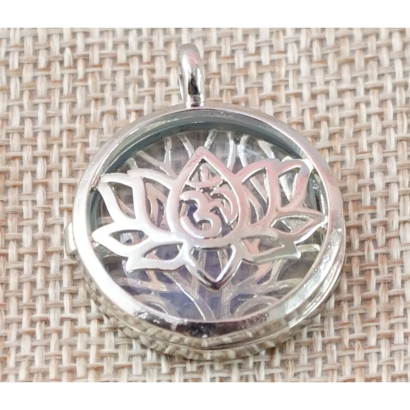 Кулон що відкривається, ОМ в лотосі, вставка Флюорит Кулон що відкривається, ОМ в лотосі, вставка Флюорит