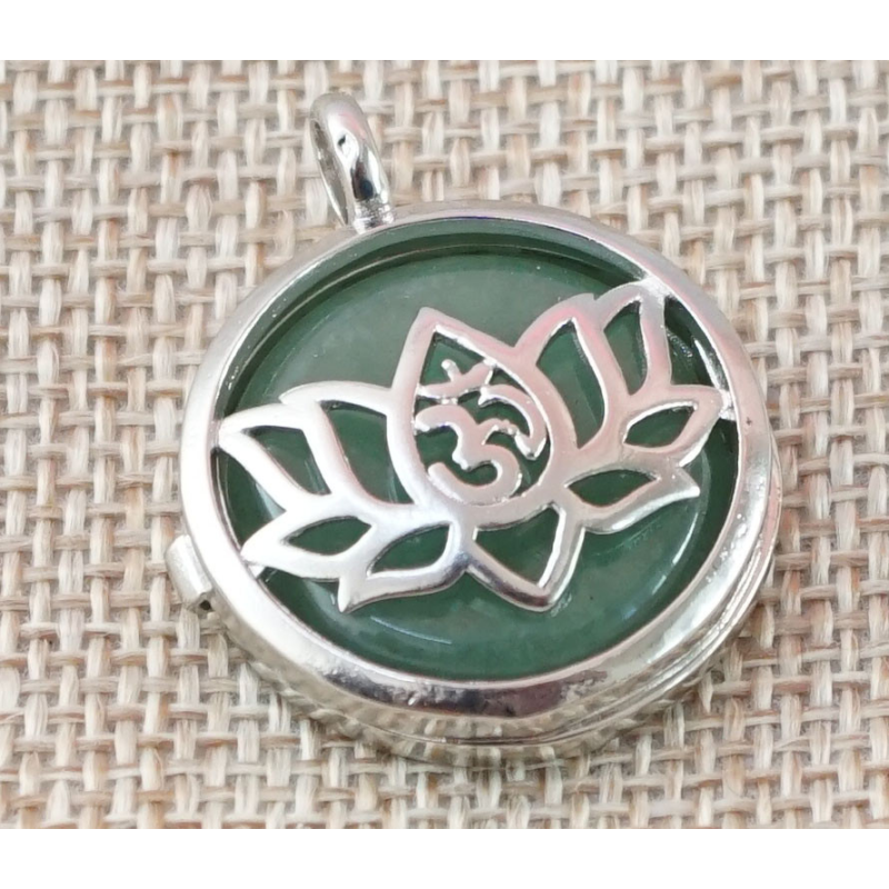 Кулон що відкривається ОМ в лотосі, вставка Зелений авантюрин Кулон що відкривається ОМ в лотосі, вставка Зелений авантюрин