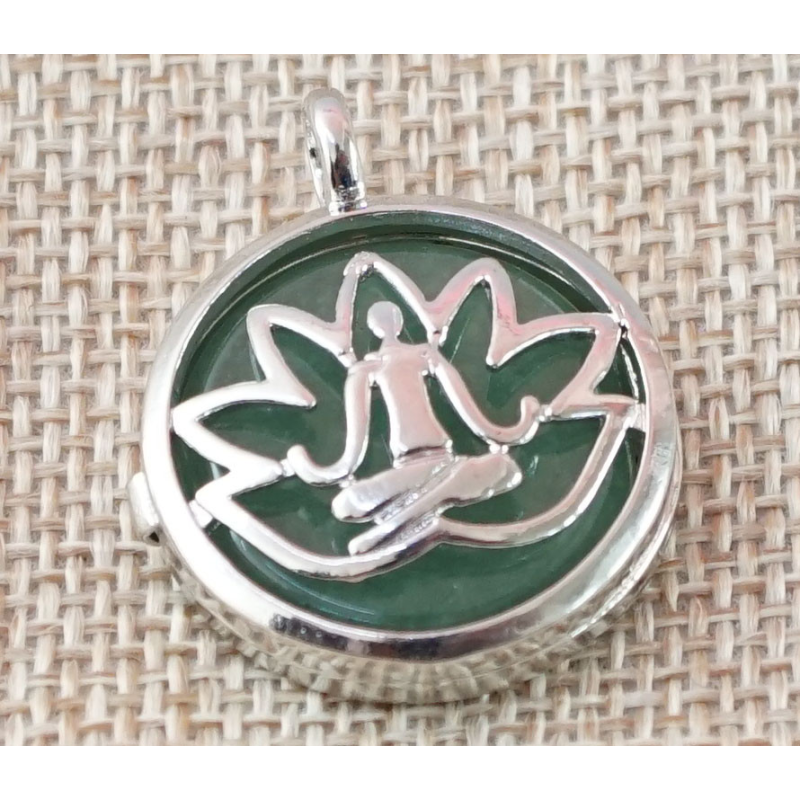 Кулон що відкривається Йога в лотосі, вставка Зелений авантюрин Кулон що відкривається Йога в лотосі, вставка Зелений авантюрин