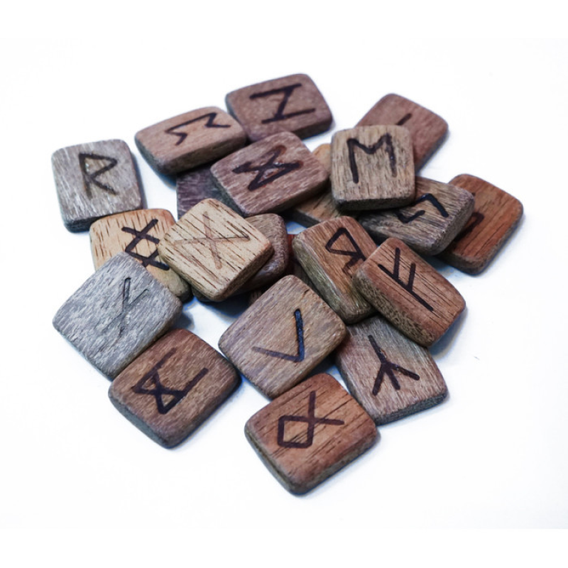 Набір дерев“яних рун для ворожіння з червоного дерева