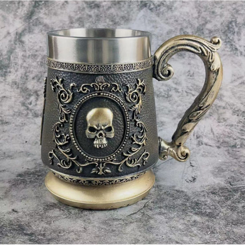 Кухоль Череп у вензелях з полістоуну 550мл.