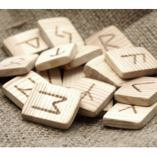 Набір дерев“яних рун для ворожіння з анотацією.