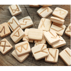 Набір дерев“яних рун для ворожіння з анотацією Горіх