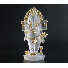 Статуетка Ганеш стоїть