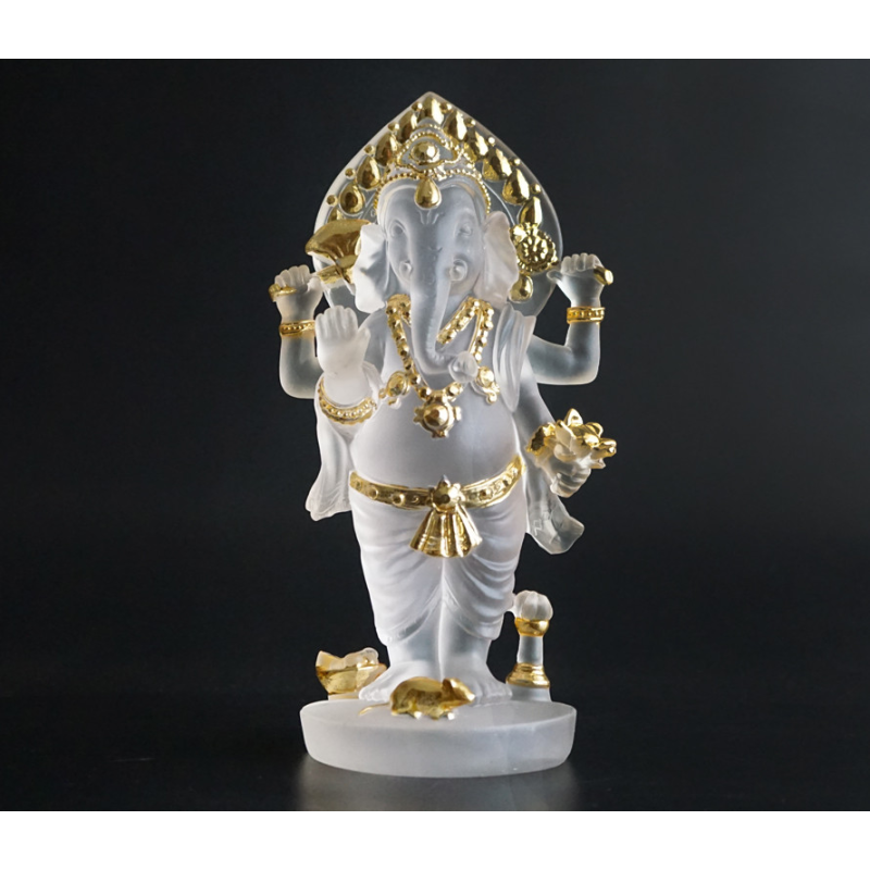 Статуетка Ганеш стоїть