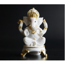 Статуетка Ганеш сидить на троні