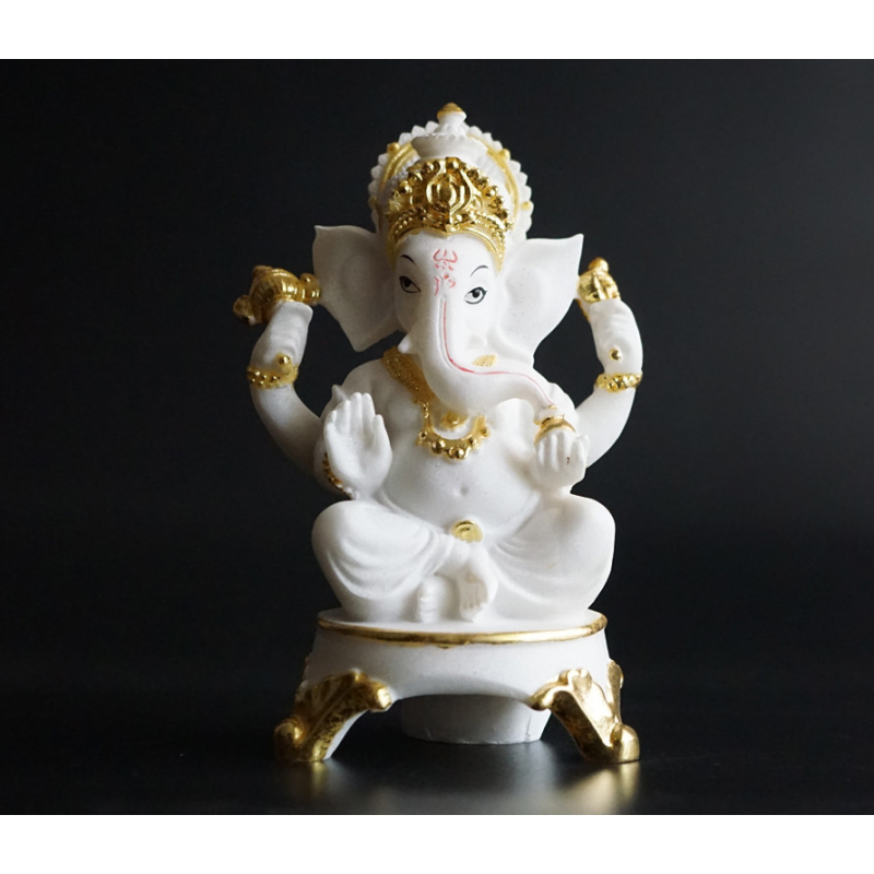 Статуетка Ганеш сидить на троні