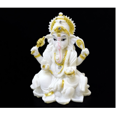 Статуетка Ганеш сидить на лотосі