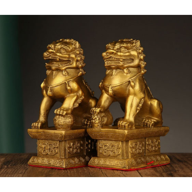 Пара Снігових левів на п“єдесталі малі