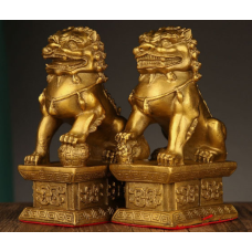 Пара Снігових левів на п“єдесталі великі