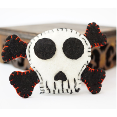 Брошка повстяна Череп Білий
