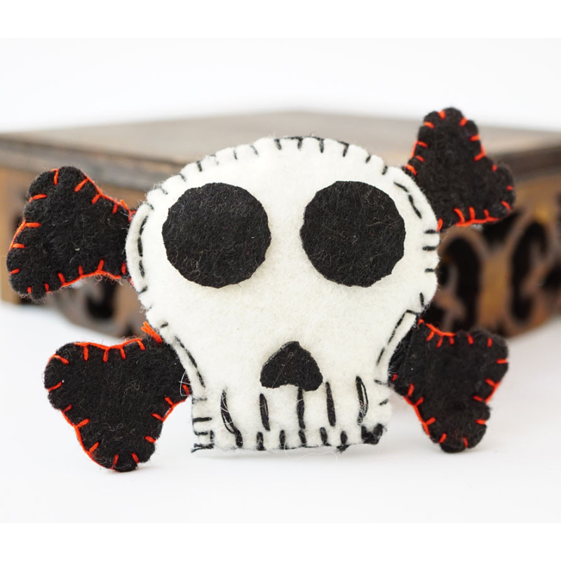Брошка повстяна Череп Білий